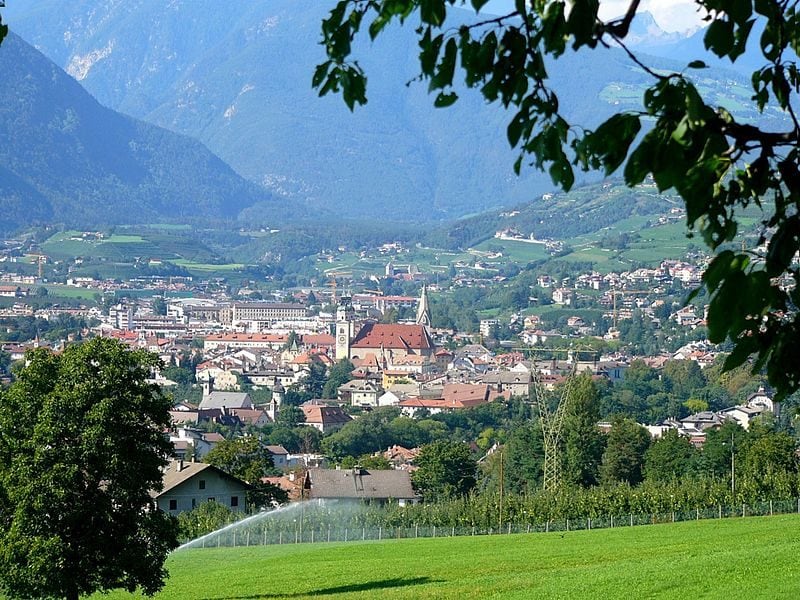 Vista su Bressanone. Foto di <a href="https://it.m.wikipedia.org/wiki/File:Brixen2005_035.jpg" target="_blank" rel="nofollow noopener">Franz Ley</a>
