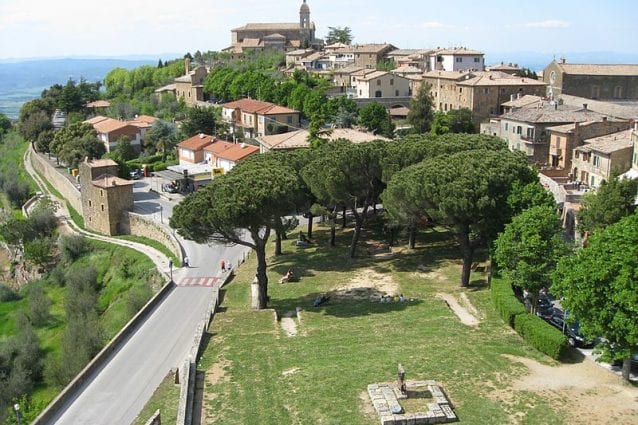 vista sull'affascinate borgo di Montalcino