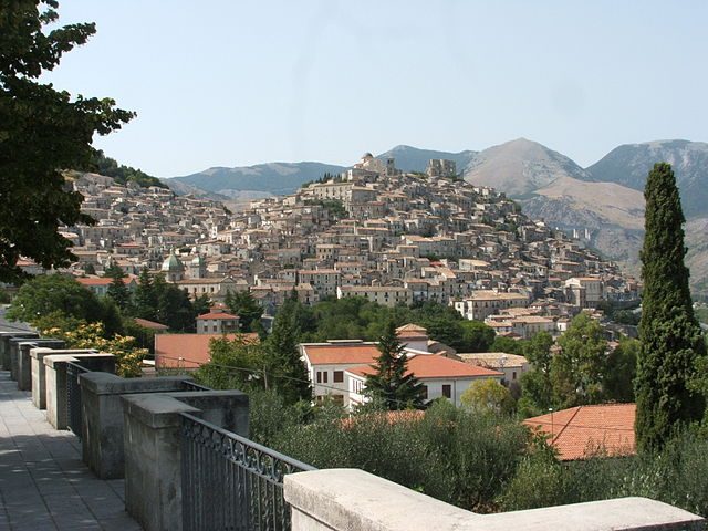 Morano Calabro – Foto <a href="https://it.wikipedia.org/wiki/File:MoranoCalabro_Panor31.JPG" target="_blank" rel="nofollow noopener">Wikipedia</a>