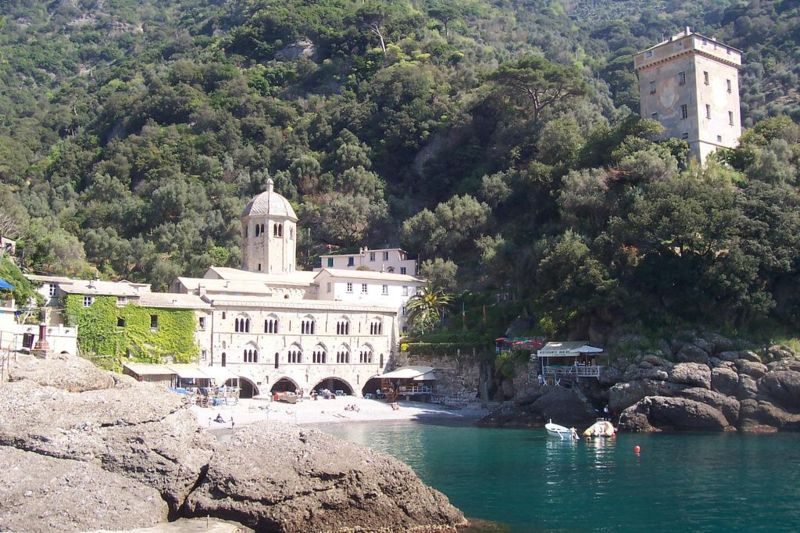 L’Abbazia di San Fruttuoso e la baia. Foto di <a href="https://it.m.wikipedia.org/wiki/File:San_Fruttuoso–abbazia.JPG" target="_blank" rel="nofollow noopener">Aloa</a>