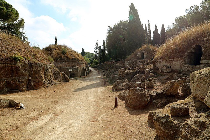 Necropoli della Banditaccia, Cerveteri. Foto di <a href="https://commons.wikimedia.org/wiki/File:Cerveteri,_necropoli_della_banditaccia,_via_sepolcrale_principale,_02.jpg" target="_blank" rel="nofollow noopener">Sailko</a>
