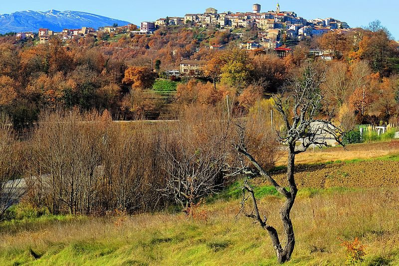 Borgo di Oratino. Foto di <a href="https://commons.wikimedia.org/wiki/File:Oratino.jpg" target="_blank" rel="nofollow noopener">Gianfranco Vitolo</a>