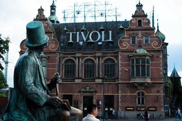 Statua di H. C. Andersens davanti il Tivoli