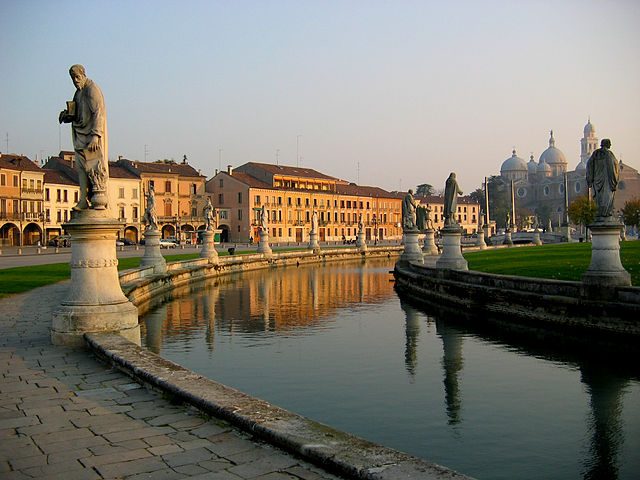 Prato della Valle – Foto <a href="https://en.wikipedia.org/wiki/File:Prato_della_valle_padova.jpg" target="_blank" rel="nofollow noopener">Wikipedia</a>
