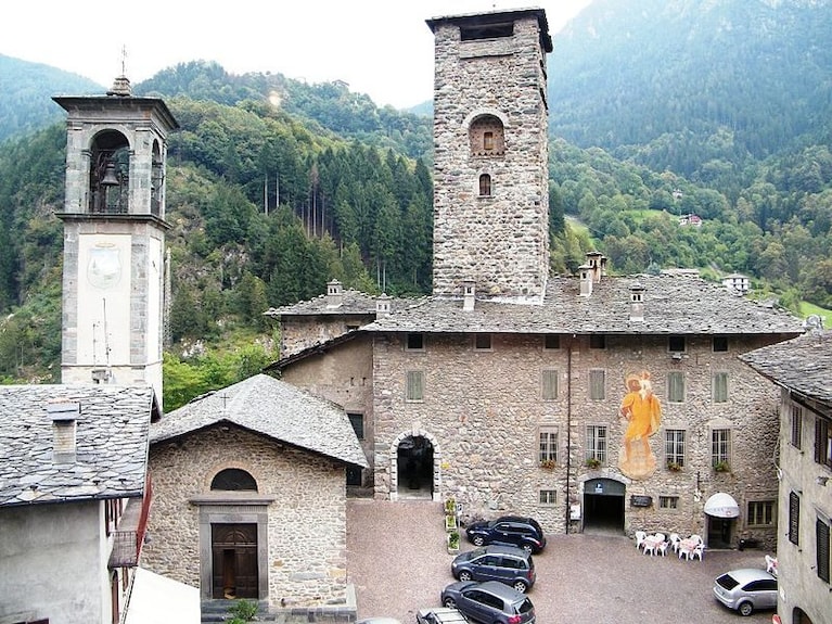 Castello Ginami e chiesa di San Gregorio. Gromo