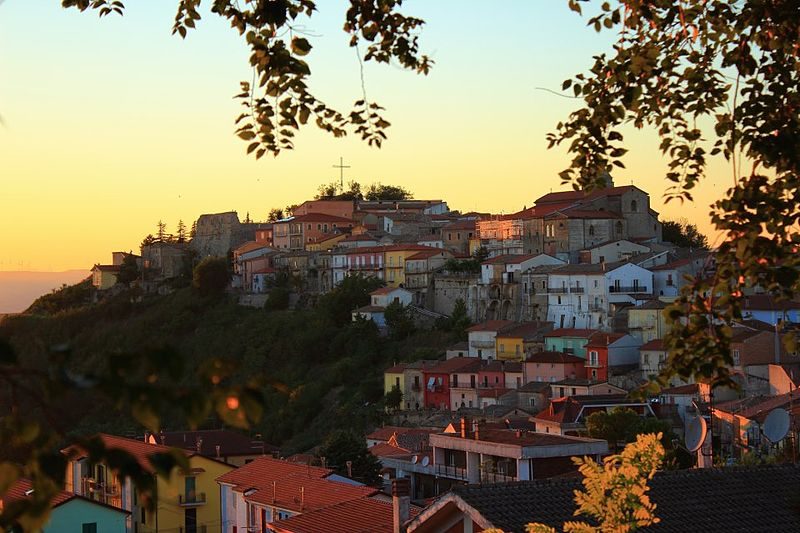 Panorama del borgo di Savignano Irpino. Foto di <a href="https://it.wikipedia.org/wiki/File:Savignano_irpino.jpg" target="_blank" rel="nofollow noopener">G.Mottola</a>