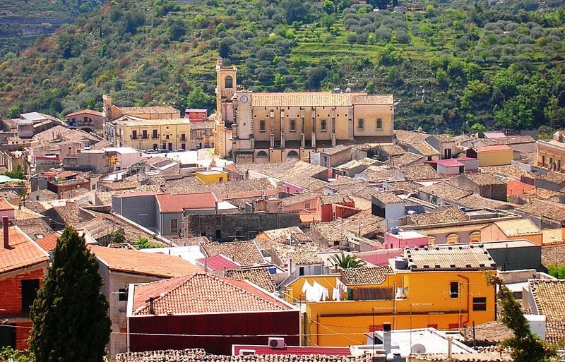 Vista sul borgo di Ferla. Foto di <a href="https://it.m.wikipedia.org/wiki/File:Tetti_di_Ferla_–_panoramio.jpg" target="_blank" rel="nofollow noopener">Salvo Cannizzaro</a>