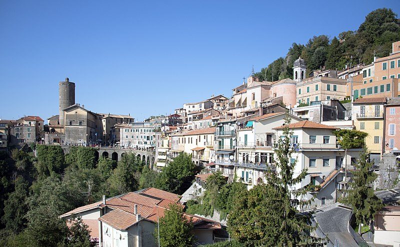 Il borgo di Nemi. Foto di <a href="https://it.wikipedia.org/wiki/File:Nemi_Panorama.jpg" target="_blank" rel="nofollow noopener">IKKos</a>