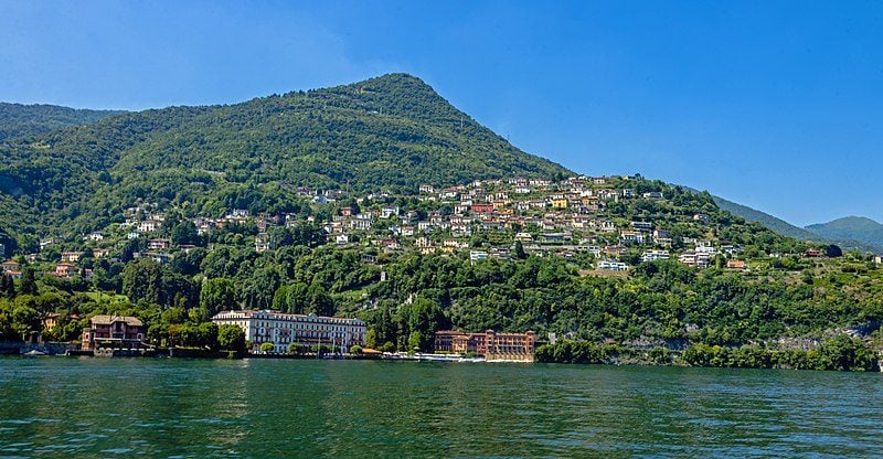 Cernobbio. Foto di <a href="https://commons.wikimedia.org/wiki/File:Cernobbio_hillside_from_Lake_Como.jpg" target="_blank" rel="nofollow noopener">Daniel Case</a>