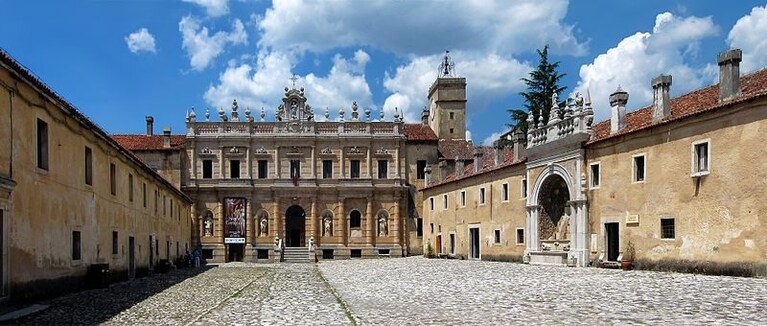Cortile d'ingresso della Certosa di Padula