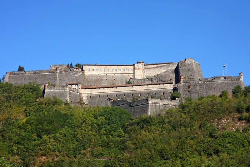 Il forte di Gavi nella sua interezza visto dal basso. Foto di <a href="https://it.m.wikipedia.org/wiki/File:FortediGavi.jpg" target="_blank" rel="nofollow noopener">Alessandro Vecchi</a>