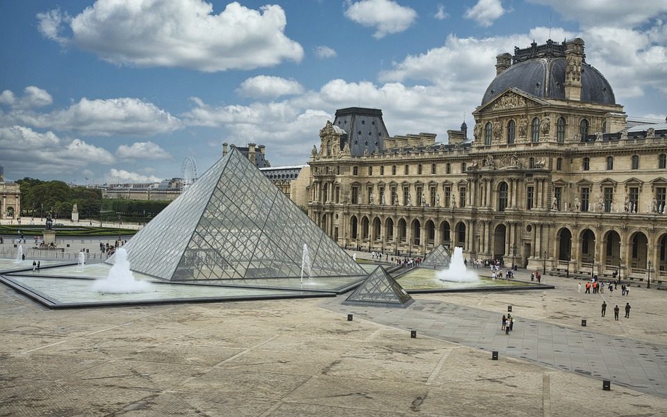 Louvre di Parigi ha realizzato tour virtuali da visitare stando a casa. Foto di <a href="https://pixabay.com/it/photos/parigi–louvre–museo–piramide–4788344/" target="_blank" rel="nofollow noopener">iankelsall1</a>