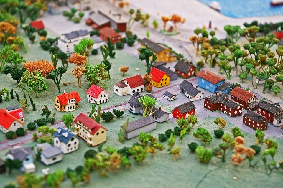 Miniature di città. Foto di <a href="https://pixabay.com/it/photos/in–miniatura–citt%C3%A0–schizzo–mini–3589682/" target="_blank" rel="nofollow noopener">KRiemer</a>