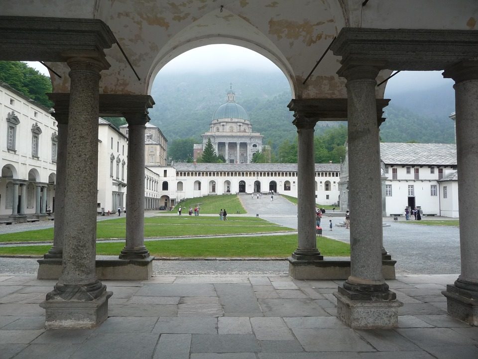 Il maestoso Santuario di Oropa. Foto di <a href="https://pixabay.com/it/photos/biella–italia–chiesa–montagna–2796470/" target="_blank" rel="nofollow noopener">laidianaguevara</a>
