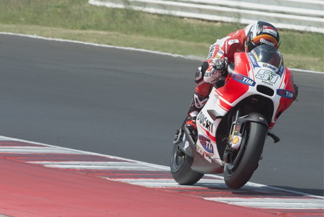 Michele Pirro durante i test Ducati a Misano, in sella alla GP15