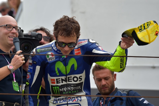 Valentino Rossi, quinto al traguardo, saluta dal podio di Misano