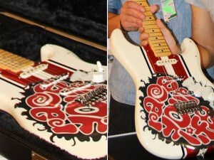 La chitarra dedicata a Marco Simoncelli e che andrà all’asta per la Fondazione (Facebook)