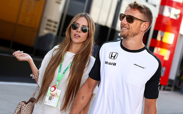 Jenson Button, 35 anni, insieme a Jessica Michibata, 31 anni