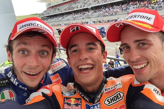 Valentino Rossi, Marc Marquez e Andrea Dovizioso nel selfie sul podio di Austin