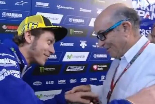 Carmelo Ezpeleta con Valentino Rossi dopo il Gp di Valencia 2015