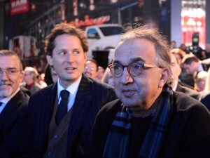 Sergio Marchionne durante la presentazione della Chrysler Pacifica insieme john Elkann