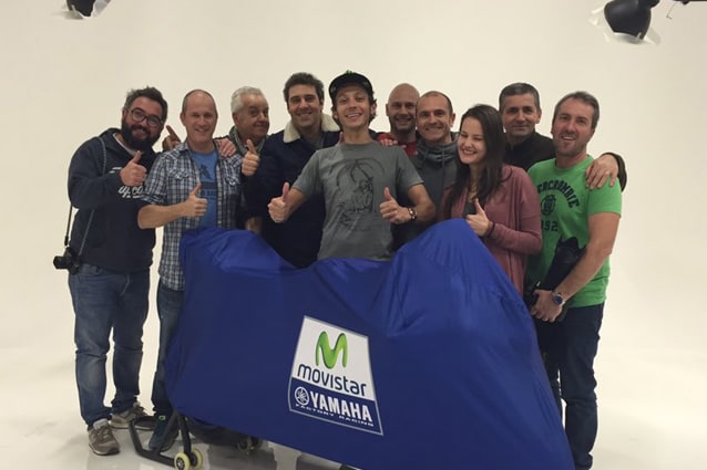 Valentino Rossi durante lo shooting con la nuova Yamaha M1 / Twitter