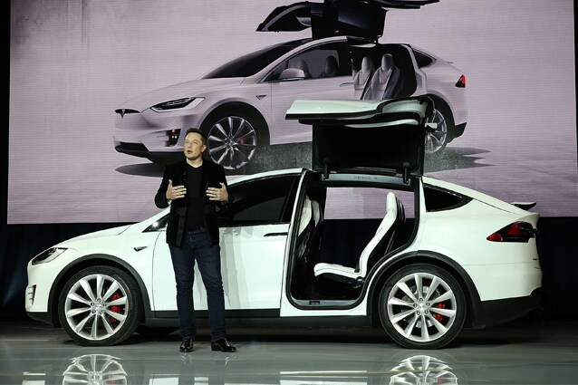 Il ceo di Tesla, Elon Musk, durante la presentazione della nuova Model X a Fremont, in California 