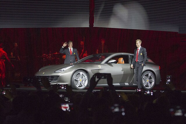 Sebastian Vettel e Kimi Raikkonen sul palco di Villa Erba con la Ferrari GTC4Lusso / Ferrari.com