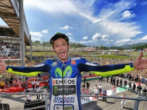 Valentino Rossi su podio del Mugello nel 2015 / VR46 Official