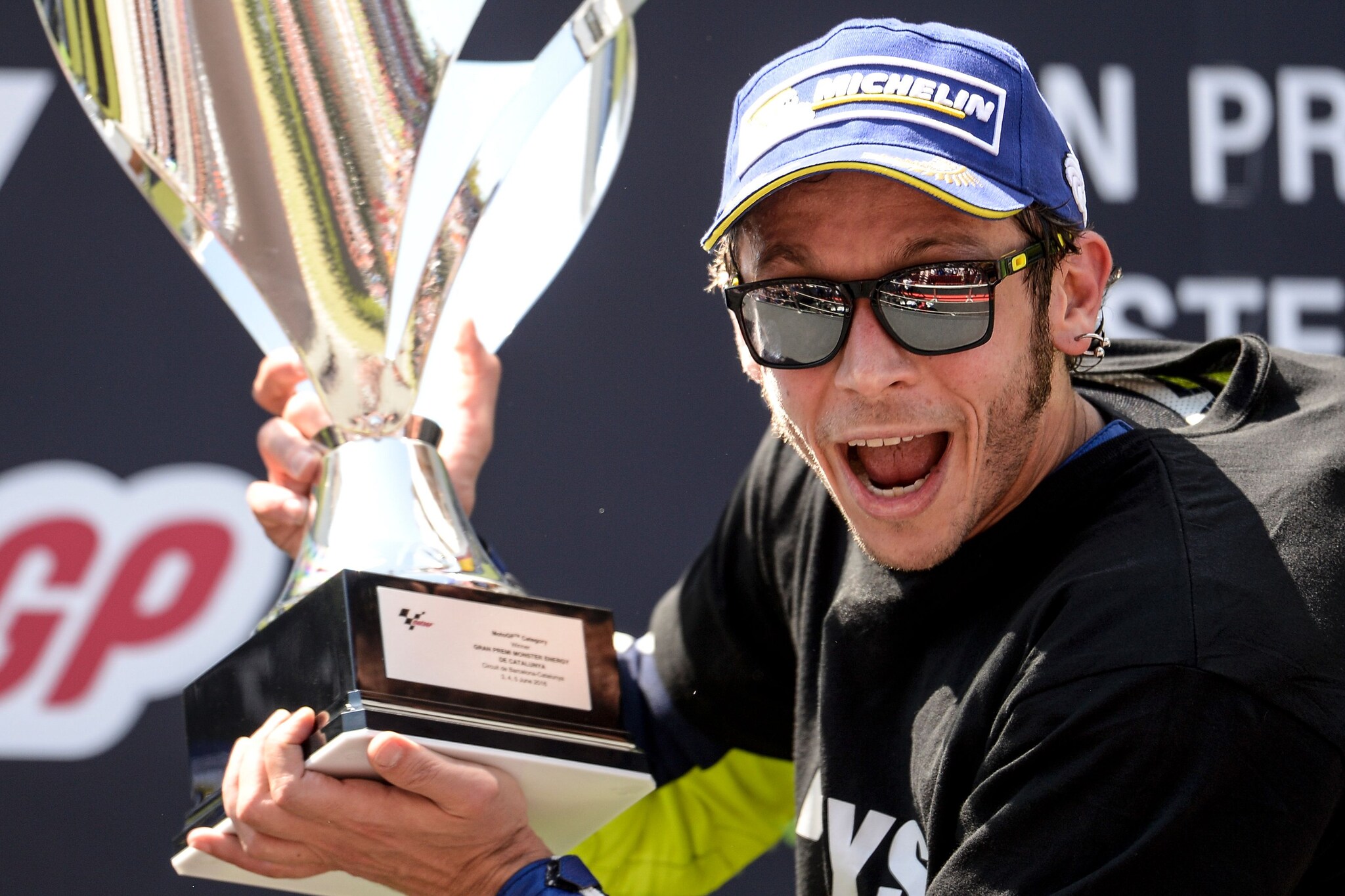 Valentino Rossi festeggia sul podio di Barcellona