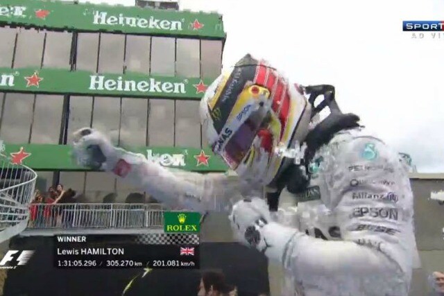 Lewis Hamilton vince e dedica la vittoria a Muhammad Alì