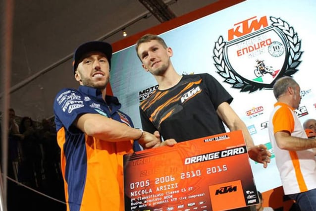 Da destra, Antonio Arizzi con l’otto volte campione di motocross Tony Cairoli / Off–road Berghem