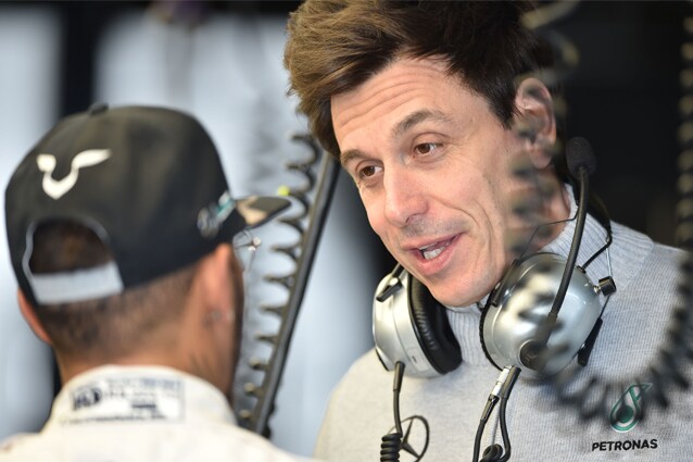 toto Wolff, direttore esecutivo del team Mercedes, parla con il campione del mondo in carica Lewis Hamilton / Getty