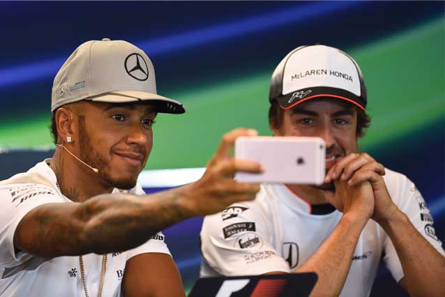 Selfie in conferenza stampa per Lewis Hamilton e Fernando Alonso / Getty