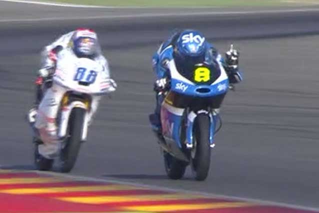 Il dito medio di Nicolò Bulega nei confronti di Jorge Martin / MotoGp.com