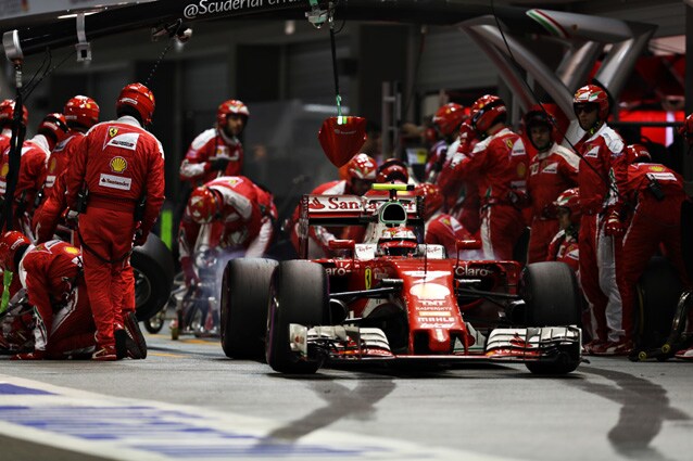 Kimi Raikkonen durante il pit stop a Marina Bay – Getty Images