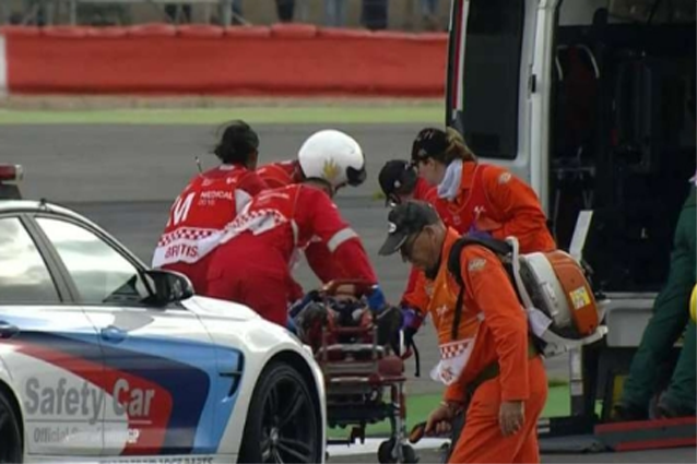 Loris Baz viene trasportato in ambulanza