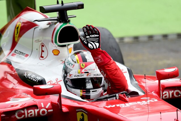 Sebastian Vettel saluta i tifosi dopo il Gp di Monza