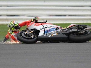 La caduta di Andrea Iannone al Gp di Gran Bretagna / Getty