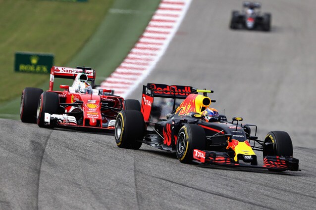 Max Verstappen davanti alla Ferrari di Sebastian Vettel - Getty Images