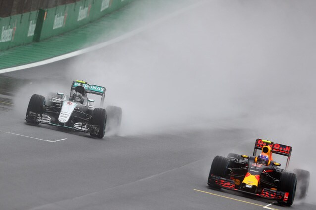 Max Verstappen mentre supera Nico Rosberg in Brasile - Getty Images