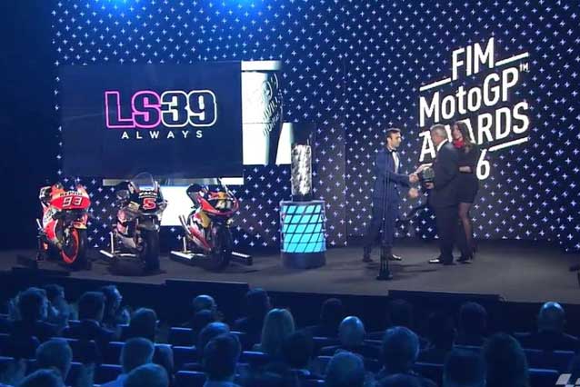 Marco Rodrigo, manager di Luis Slaom, ritira il trofeo con il numero 39 / MotoGp.com
