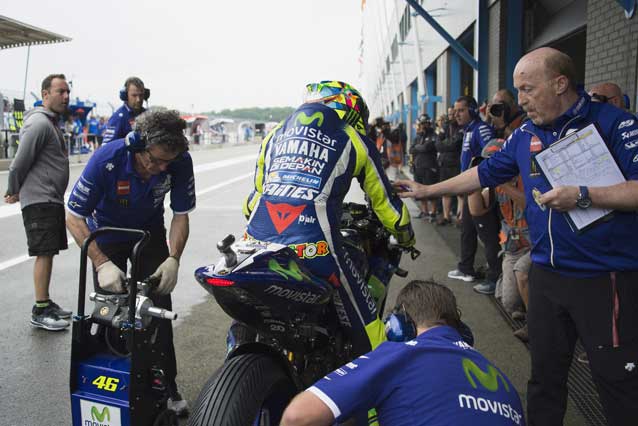 Valentino Rossi davanti al box Yamaha / Getty