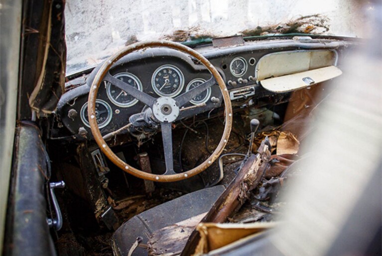 Aston Martin DB4 abbandonata