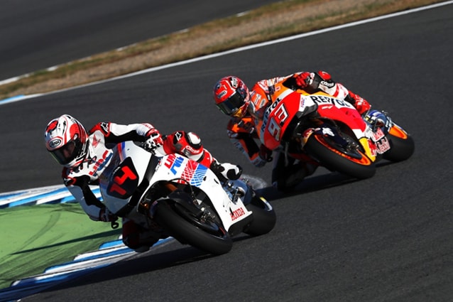 Fernando Alonso in sella alla Honda RC213V scortato da Marc Marquez – Foto Instagram
