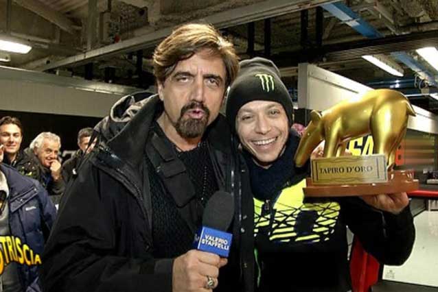 Valerio Staffelli consegna il Tapiro d’Oro a Valentino Rossi