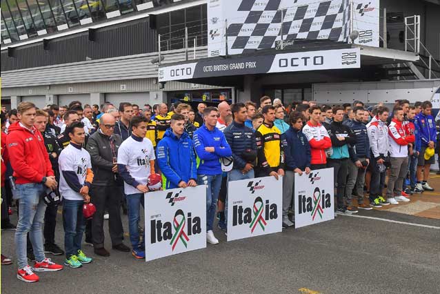 Il minuto di silenzio del paddock della MotoGp a Silverstone per le vittime del terremoto del Centro Italia