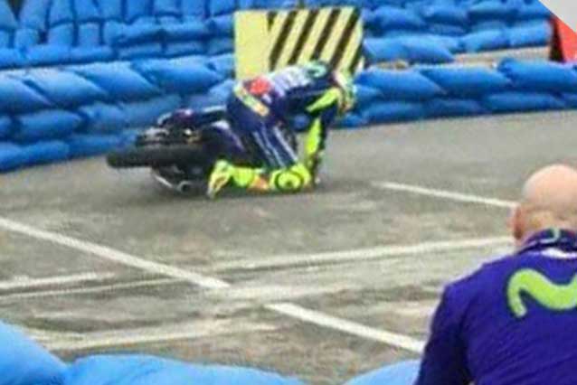 Valentino Rossi cade durante l’evento Yamaha in sella allo Sniper 150 / Instagram