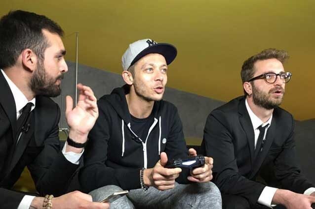 Le Iene sfidano Valentino Rossi alla Play / Facebook