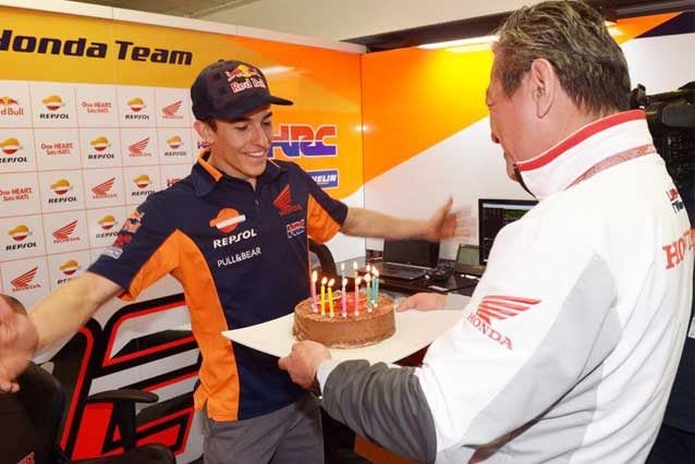 Marc Marquez e la torta di compleanno al box / Repsol Honda